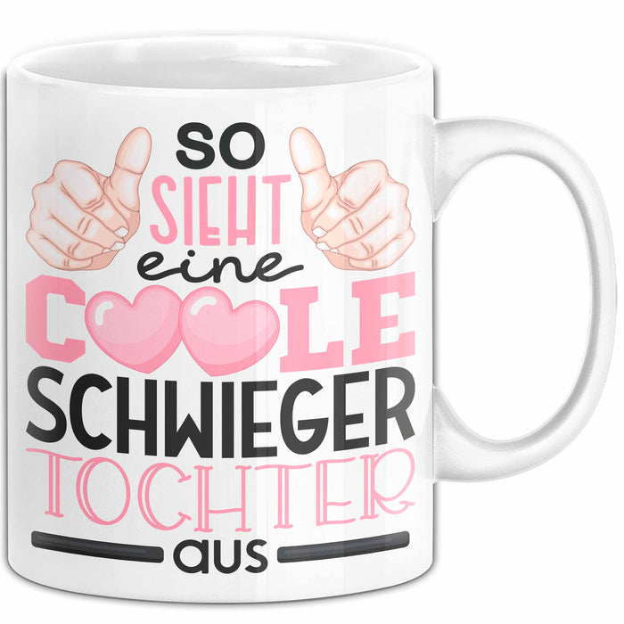 Schwiegertochter Tasse Geschenk Spruch So Sieht Eine Coole Schwiegertochter Aus Becher Weiß Trendation