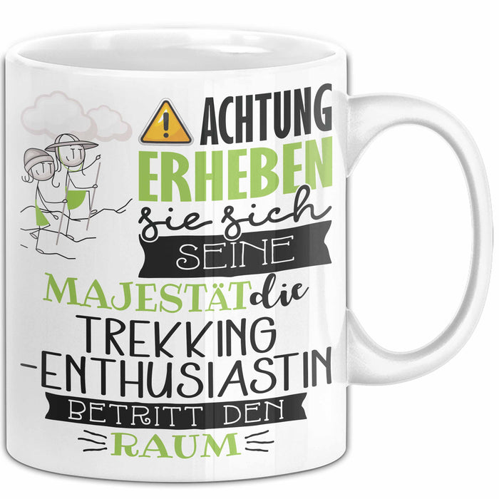 Trekking-Enthusiastin Tasse Geschenk Lustiger Spruch Bitte Erheben Sie Sich Seine Majestät Die Trekking-Enthusiastin Betritt Den Raum Weiß Trendation