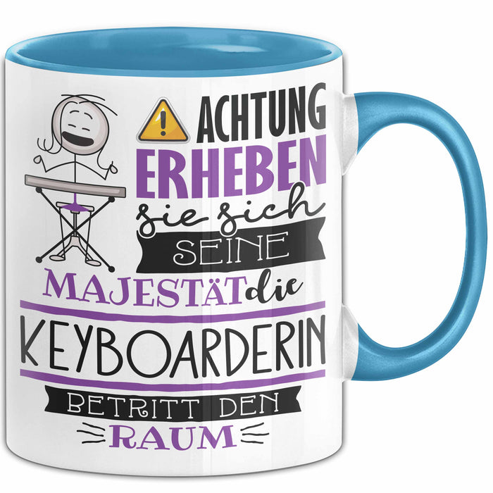 Keyboarderin Tasse Geschenk Lustiger Spruch Bitte Erheben Sie Sich Seine Majestät Die Keyboarderin Betritt Den Raum Blau Trendation