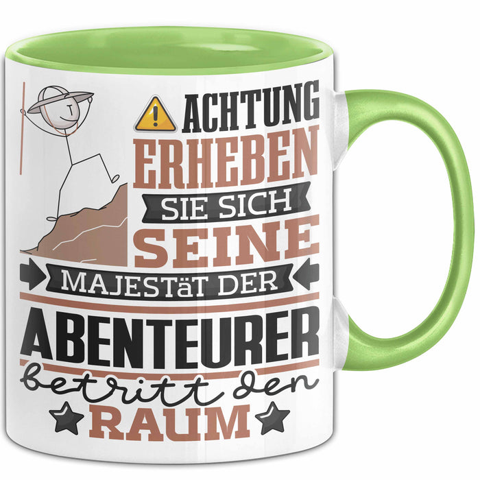 Abenteurer Geschenk Tasse Lustiger Spruch Erheben Sie Sich Der Abenteurer Betritt den Raum Grün Trendation