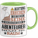 Abenteurer Geschenk Tasse Lustiger Spruch Erheben Sie Sich Der Abenteurer Betritt den Raum Grün Trendation