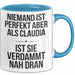 Claudia Tasse Geschenk Niemand Ist Perfekt Claudia Verdammt Nah Dran Geschenkidee Blau Trendation