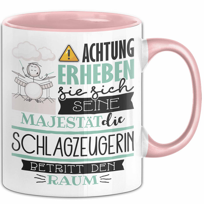 Schlagzeugerin Tasse Geschenk Lustiger Spruch Bitte Erheben Sie Sich Seine Majestät Die Schlagzeugerin Betritt Den Raum Rosa Trendation