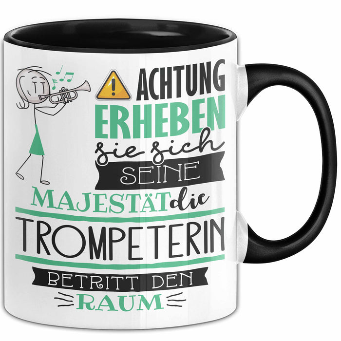 Trompeterin Tasse Geschenk Lustiger Spruch Bitte Erheben Sie Sich Seine Majestät Die Trompeterin Betritt Den Raum Schwarz Trendation