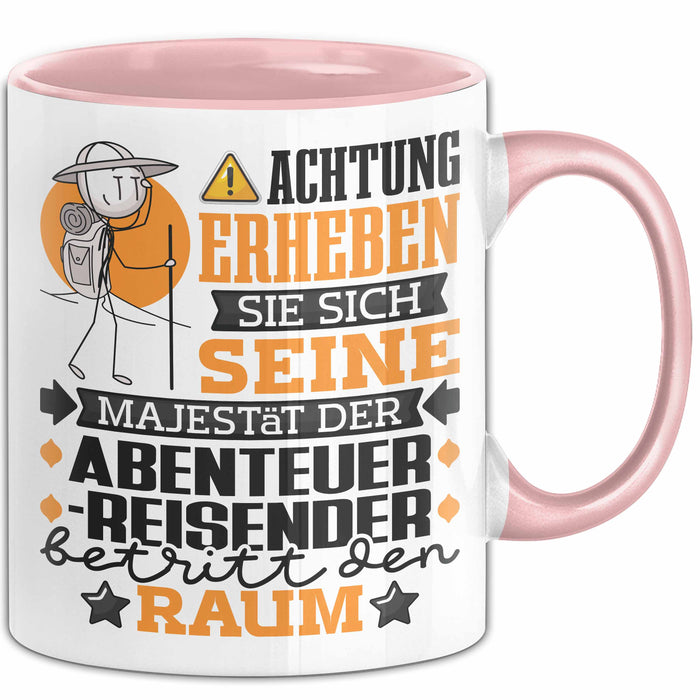 Abenteurreisender Geschenk Tasse Lustiger Spruch Erheben Sie Sich Der Abenteurreisender Betritt den Raum Rosa Trendation