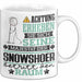 Snowshoer Geschenk Tasse Lustiger Spruch Erheben Sie Sich Der Snowshoer Betritt den Raum Weiß Trendation