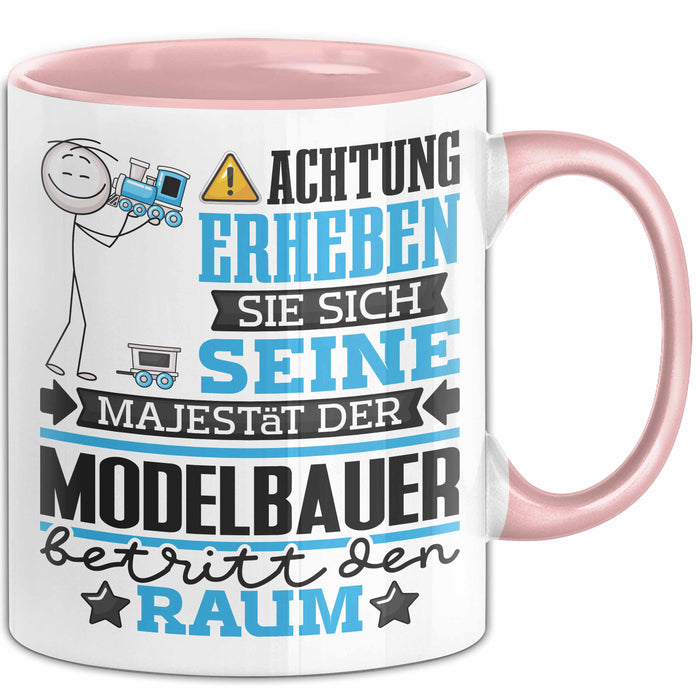 Modelbauer Geschenk Tasse Lustiger Spruch Erheben Sie Sich Der Modelbauer Betritt den Raum Rosa Trendation