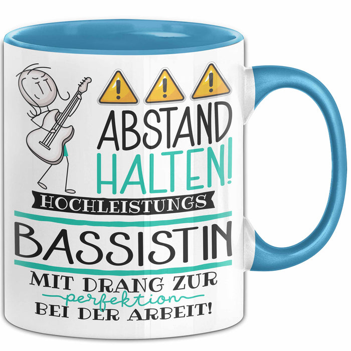 Bassistin Tasse Geschenk Lustig Abstand Halten Hochleistungs-Bassistin Mit Drang Zur Perfektion Bei Der Arbeit Blau Trendation