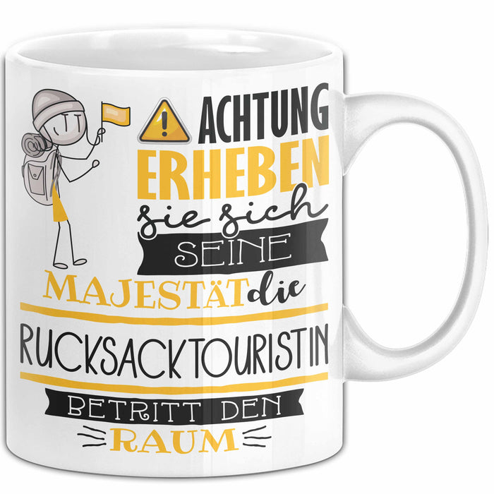 Rucksacktouristin Tasse Geschenk Lustiger Spruch Bitte Erheben Sie Sich Seine Majestät Die Rucksacktouristin Betritt Den Raum Weiß Trendation