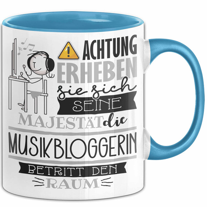 Musikbloggerin Tasse Geschenk Lustiger Spruch Bitte Erheben Sie Sich Seine Majestät Die Musikbloggerin Betritt Den Raum Blau Trendation