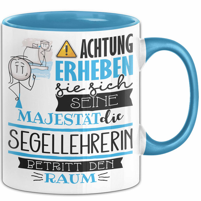 Segellehrerin Tasse Geschenk Lustiger Spruch Bitte Erheben Sie Sich Seine Majestät Die Segellehrerin Betritt Den Raum Blau Trendation