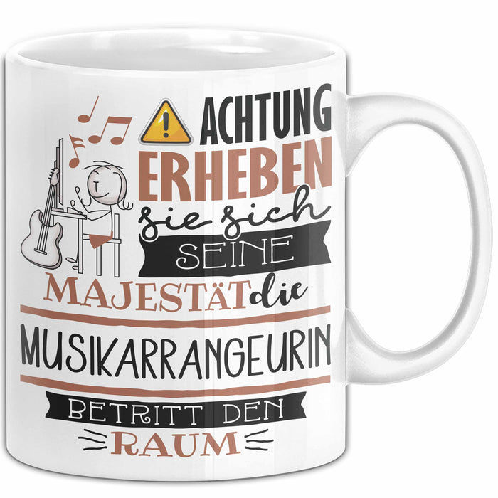 Musikarrangeurin Tasse Geschenk Lustiger Spruch Bitte Erheben Sie Sich Seine Majestät Die Musikarrangeurin Betritt Den Raum Weiß Trendation