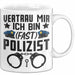 Polizist Tasse Geschenk Ausbildung Vertrau Mir Ich Bin Fast Polizist Polizei Weiß Trendation