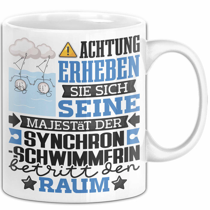 Synchronschwimmerin Geschenk Tasse Lustiger Spruch Erheben Sie Sich Der Synchronschwimmerin Betritt den Raum Weiß Trendation