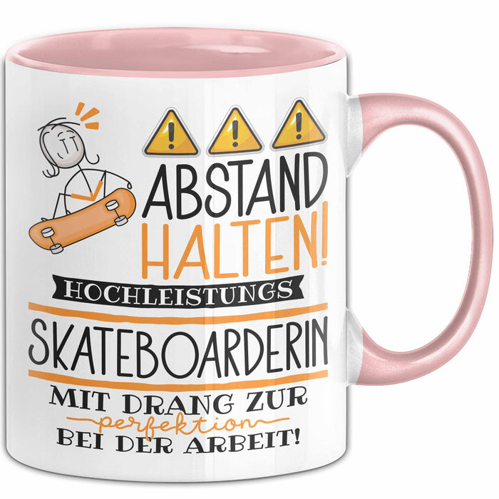 Skateboarderin Tasse Geschenk Lustig Abstand Halten Hochleistungs-Skateboarderin Mit Drang Zur Perfektion Bei Der Arbeit Rosa Trendation