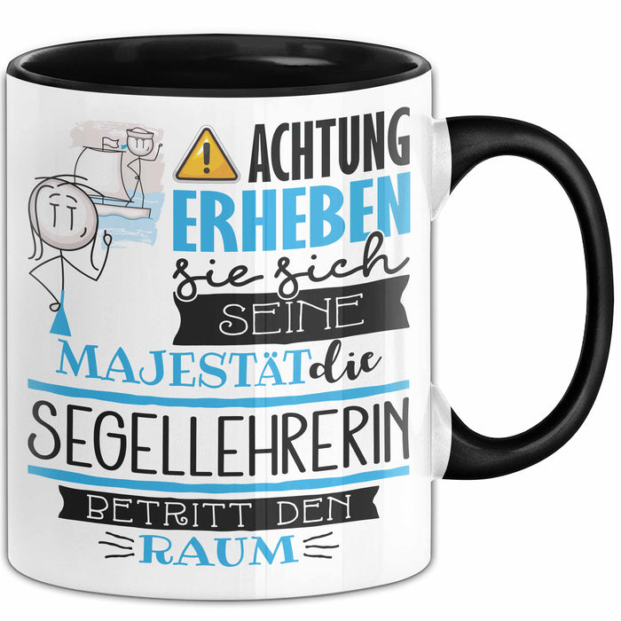 Segellehrerin Tasse Geschenk Lustiger Spruch Bitte Erheben Sie Sich Seine Majestät Die Segellehrerin Betritt Den Raum Schwarz Trendation