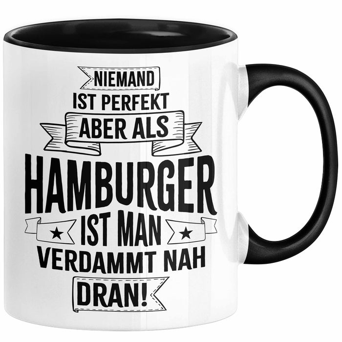 Hamburg Tasse Fan Hamburger Geschenkidee Spruch Niemand Ist Perfekt Aber Als Hamburger Ist Man Verdammt Nah Dran Kaffee-Becher Schwarz Trendation