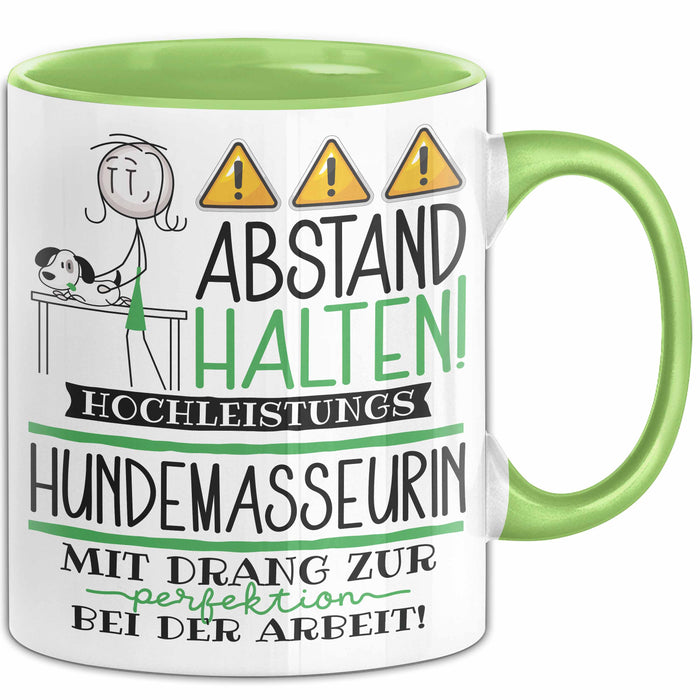 Hundemasseurin Tasse Geschenk Lustig Abstand Halten Hochleistungs-Hundemasseurin Mit Drang Zur Perfektion Bei Der Arbeit Grün Trendation