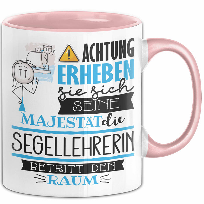 Segellehrerin Tasse Geschenk Lustiger Spruch Bitte Erheben Sie Sich Seine Majestät Die Segellehrerin Betritt Den Raum Rosa Trendation