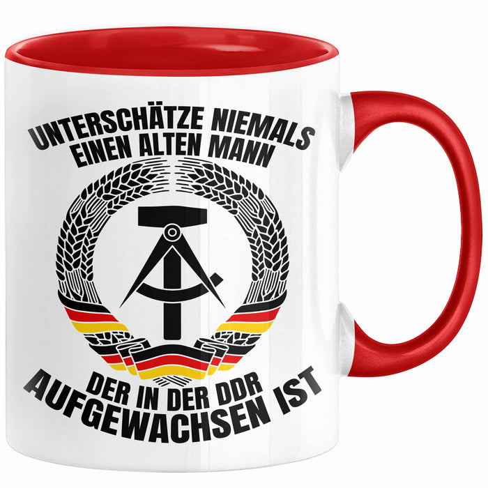 DDR Mann Tasse Geschenk Unterschätze Niemals Einen Alten Mann Der In Der DDR AufgewachsenIst Kaffee-Becher Rot Trendation