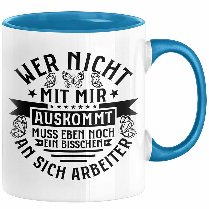 Lustiger Spruch Tasse Wer Nicht Mit Mir Auskommt Muss Eben Noch EIn Bisschen An Sich Arbeiten Kaffee-Becher Humor Blau Trendation