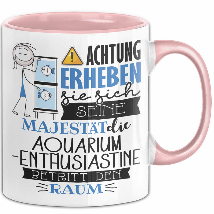 Aquarium-Enthusiastin Tasse Geschenk Lustiger Spruch Bitte Erheben Sie Sich Seine Majestät Die Aquarium-Enthusiastin Betritt Den Raum Rosa Trendation