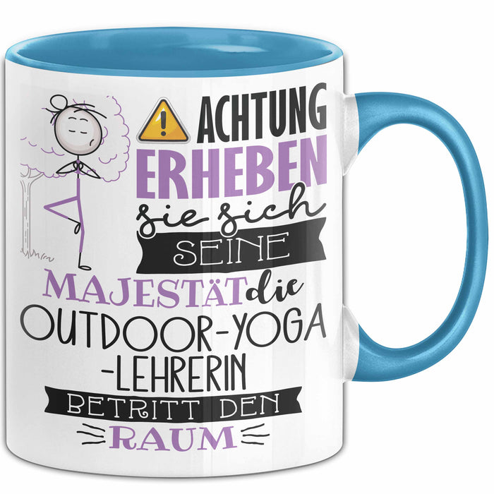 Outdoor-Yoga-Lehrerin Tasse Geschenk Lustiger Spruch Bitte Erheben Sie Sich Seine Majestät Die Outdoor-Yoga-Lehrerin Betritt Den Raum Blau Trendation