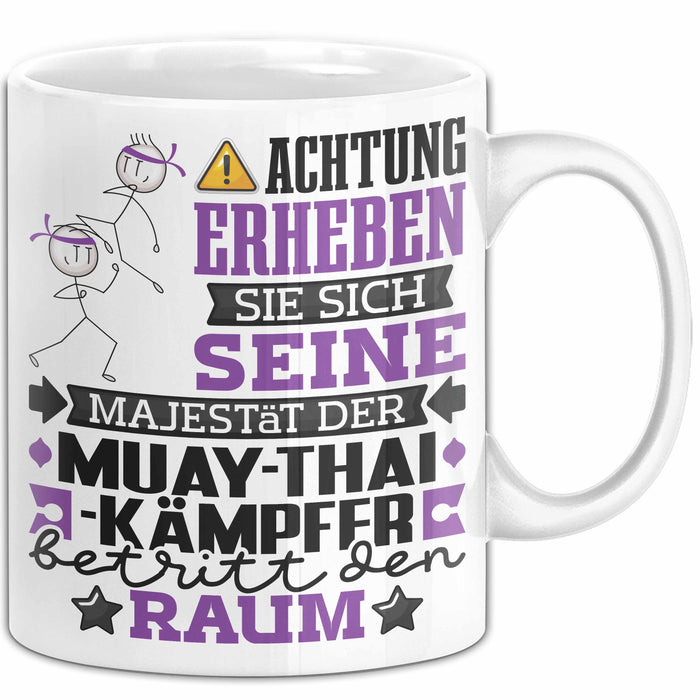 Muay-Thai-Kämpfer Geschenk Tasse Lustiger Spruch Erheben Sie Sich Der Muay-Thai-Kämpfer Betritt den Raum Weiß Trendation