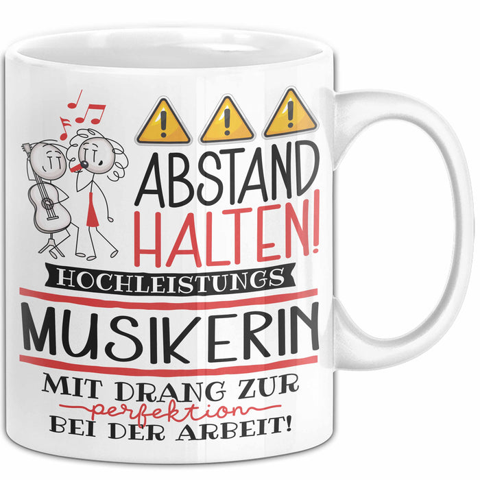 Musikerin Tasse Geschenk Lustig Abstand Halten Hochleistungs-Musikerin Mit Drang Zur Perfektion Bei Der Arbeit Weiß Trendation