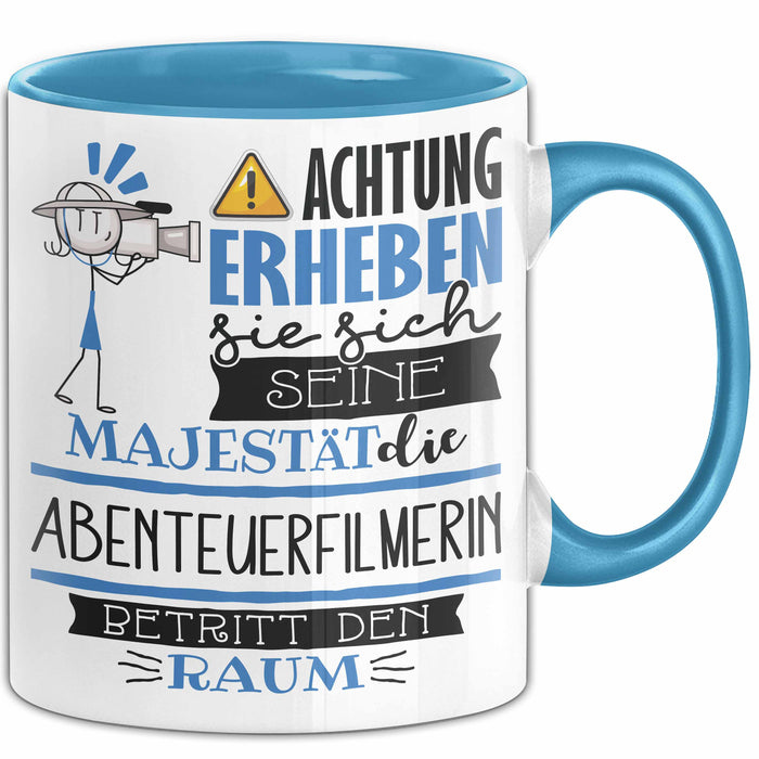 Abenteuerfilmerin Tasse Geschenk Lustiger Spruch Bitte Erheben Sie Sich Seine Majestät Die Abenteuerfilmerin Betritt Den Raum Blau Trendation