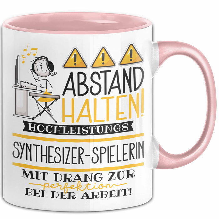 Synthesizer-Spielerin Tasse Geschenk Lustig Abstand Halten Hochleistungs-Synthesizer-Spielerin Mit Drang Zur Perfektion Bei Der Arbeit Rosa Trendation