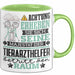 Tierarzthelfer Geschenk Tasse Lustiger Spruch Erheben Sie Sich Der Tierarzthelfer Betritt den Raum Grün Trendation
