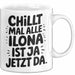 Ilona Tasse Geschenk Chillt Mal Alle Ilona Ist Ja Jetzt Da Geschenkidee Becher mit Name Weiß Trendation