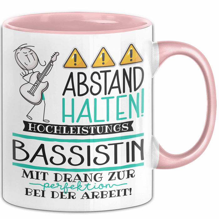 Bassistin Tasse Geschenk Lustig Abstand Halten Hochleistungs-Bassistin Mit Drang Zur Perfektion Bei Der Arbeit Rosa Trendation
