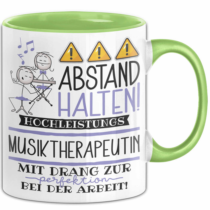 Musiktherapeutin Tasse Geschenk Lustig Abstand Halten Hochleistungs-Musiktherapeutin Mit Drang Zur Perfektion Bei Der Arbeit Grün Trendation