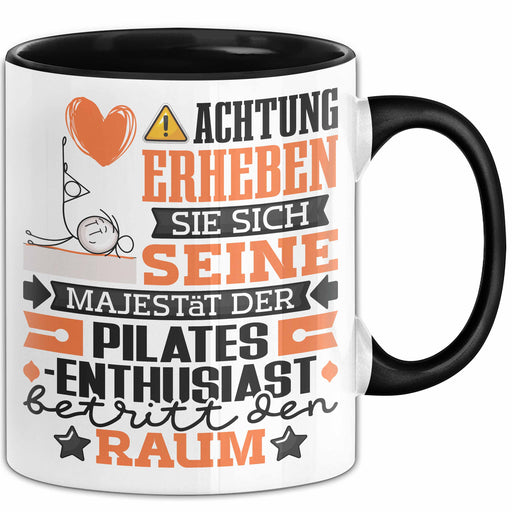 Pilates-Enthusiast Geschenk Tasse Lustiger Spruch Erheben Sie Sich Der Pilates-Enthusiast Betritt den Raum Schwarz Trendation