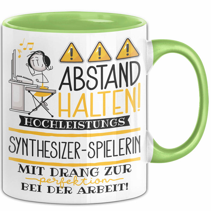 Synthesizer-Spielerin Tasse Geschenk Lustig Abstand Halten Hochleistungs-Synthesizer-Spielerin Mit Drang Zur Perfektion Bei Der Arbeit Grün Trendation