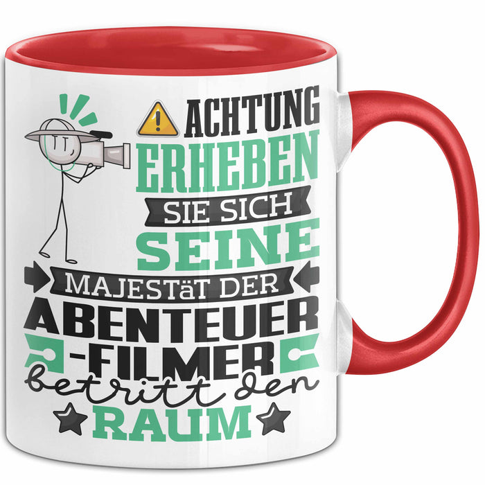 Abenteuerfilmer Geschenk Tasse Lustiger Spruch Erheben Sie Sich Der Abenteuerfilmer Betritt den Raum Rot Trendation