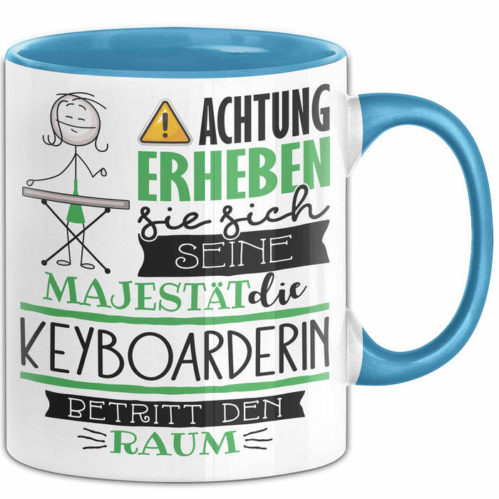 Keyboarderin Tasse Geschenk Lustiger Spruch Bitte Erheben Sie Sich Seine Majestät Die Keyboarderin Betritt Den Raum Blau Trendation