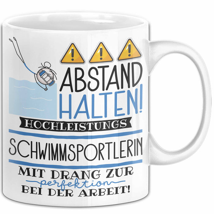 Schwimmsportlerin Tasse Geschenk Lustig Abstand Halten Hochleistungs-Schwimmsportlerin Mit Drang Zur Perfektion Bei Der Arbeit Weiß Trendation