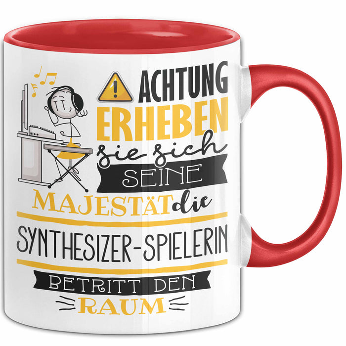 Synthesizer-Spielerin Tasse Geschenk Lustiger Spruch Bitte Erheben Sie Sich Seine Majestät Die Synthesizer-Spielerin Betritt Den Raum Rot Trendation