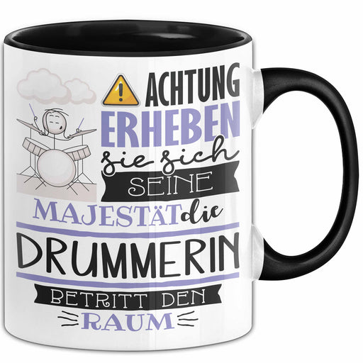 Drummerin Tasse Geschenk Lustiger Spruch Bitte Erheben Sie Sich Seine Majestät Die Drummerin Betritt Den Raum Schwarz Trendation