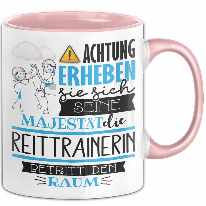 Reittrainerin Tasse Geschenk Lustiger Spruch Bitte Erheben Sie Sich Seine Majestät Die Reittrainerin Betritt Den Raum Rosa Trendation