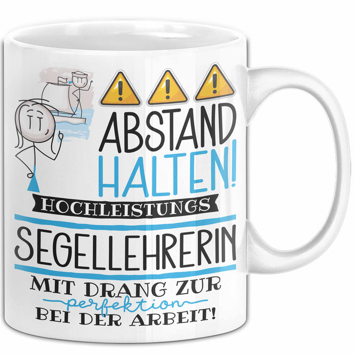 Segellehrerin Tasse Geschenk Lustig Abstand Halten Hochleistungs-Segellehrerin Mit Drang Zur Perfektion Bei Der Arbeit Weiß Trendation