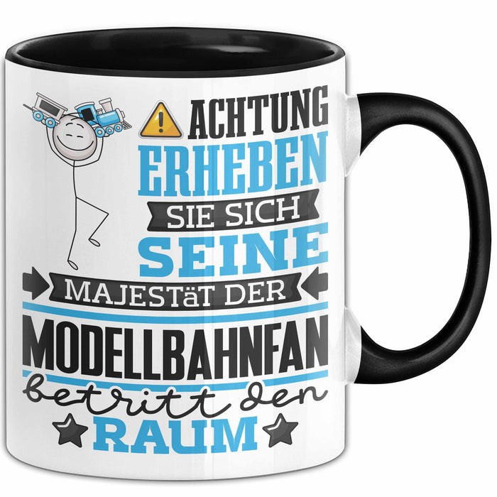 Modellbahnfan Geschenk Tasse Lustiger Spruch Erheben Sie Sich Der Modellbahnfan Betritt den Raum Schwarz Trendation