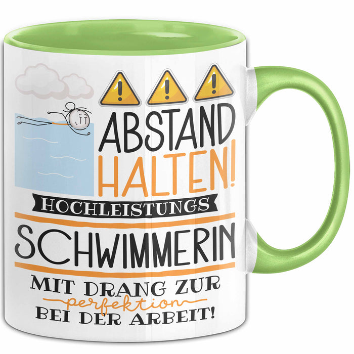 Schwimmerin Tasse Geschenk Lustig Abstand Halten Hochleistungs-Schwimmerin Mit Drang Zur Perfektion Bei Der Arbeit Grün Trendation