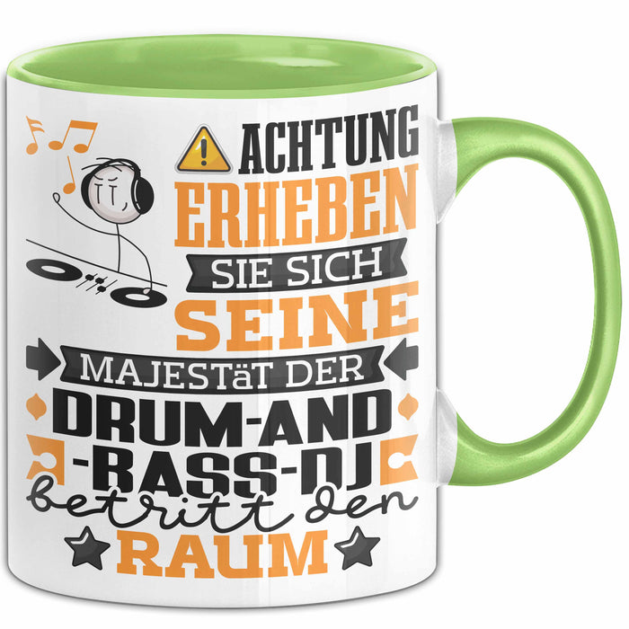 Drum-and-Bass-DJ Geschenk Tasse Lustiger Spruch Erheben Sie Sich Der Drum-and-Bass-DJ Betritt den Raum Grün Trendation