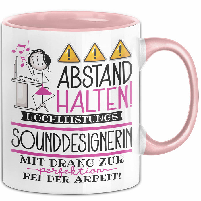 Sounddesignerin Tasse Geschenk Lustig Abstand Halten Hochleistungs-Sounddesignerin Mit Drang Zur Perfektion Bei Der Arbeit Rosa Trendation