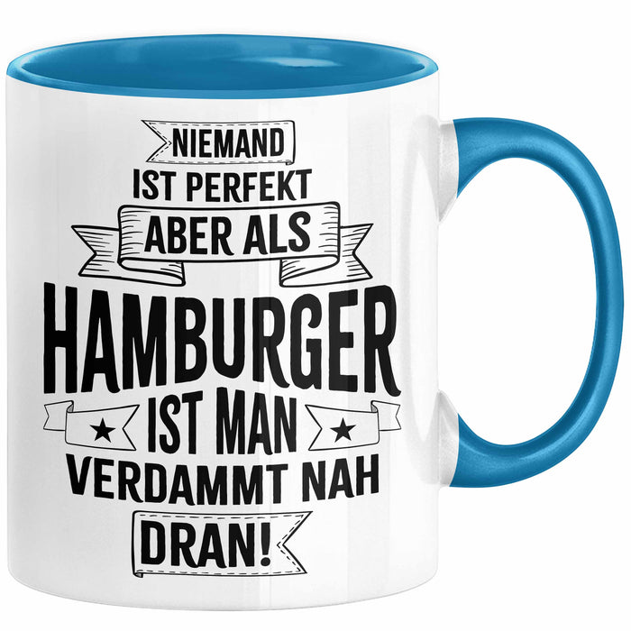 Hamburg Tasse Fan Hamburger Geschenkidee Spruch Niemand Ist Perfekt Aber Als Hamburger Ist Man Verdammt Nah Dran Kaffee-Becher Blau Trendation