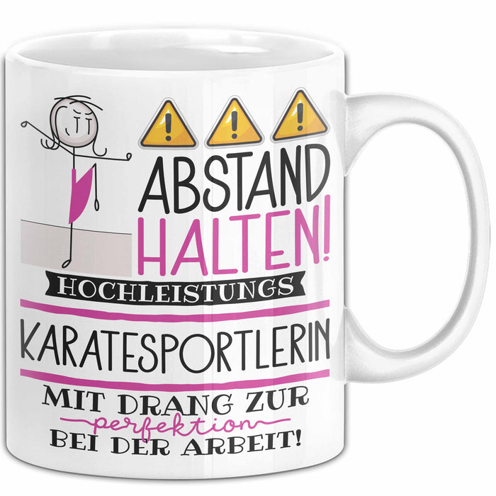 Karatesportlerin Tasse Geschenk Lustig Abstand Halten Hochleistungs-Karatesportlerin Mit Drang Zur Perfektion Bei Der Arbeit Weiß Trendation